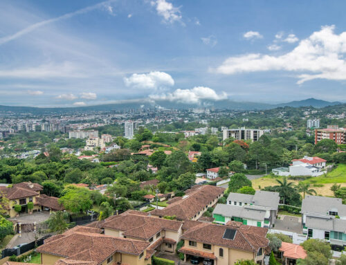 What is the advisable legal structure for property ownership in Costa Rica?