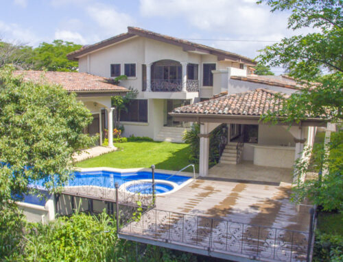 What is the role of a real estate agent when renting a home in Costa Rica?