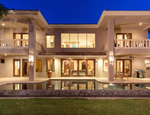 Casa Marbella Infinity: escala arquitectónica y acceso al mar en Hacienda Pinilla